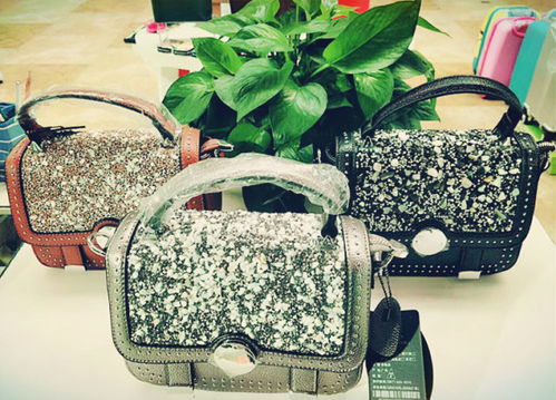 濱沙購物廣場金路達箱包專柜升級在即，服裝清倉大甩賣火熱進行中